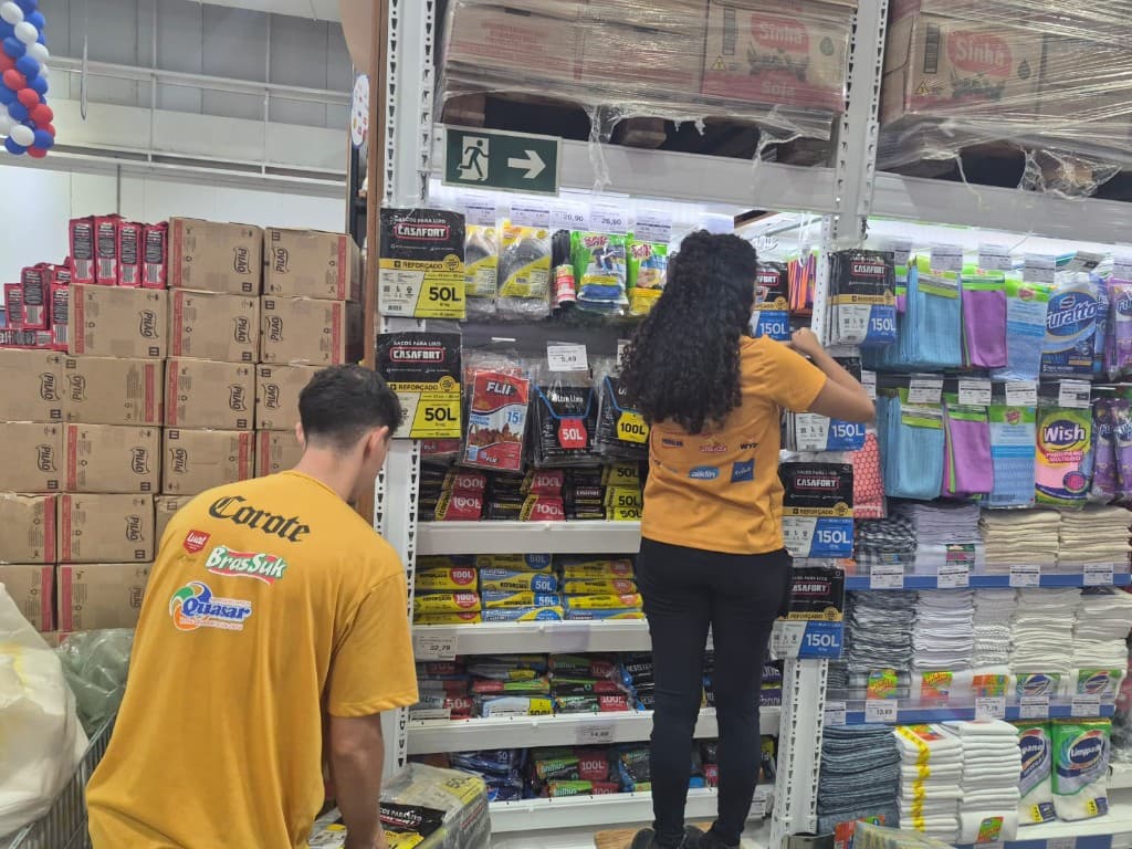 Equipe da Mustafá em reposição de gôndola